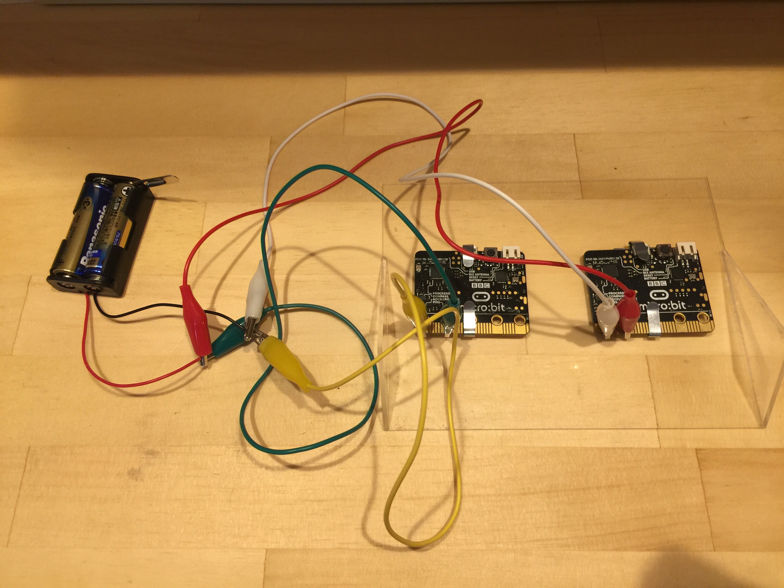電池と二台目のmicro:bitをつなぎます